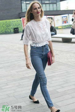 高腰牛仔褲搭配什么上衣？高腰牛仔褲配什么上衣好看？
