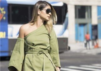 斜肩上衣怎么搭配？斜肩上衣怎么搭配好看？