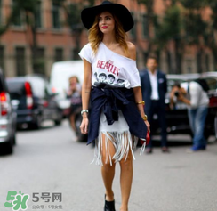 斜肩上衣怎么搭配？斜肩上衣怎么搭配好看？