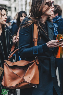 loewe puzzle怎么背好看？loewe puzzle怎么搭配好看？