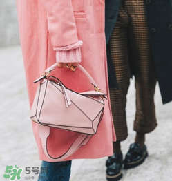 loewe puzzle怎么背好看？loewe puzzle怎么搭配好看？