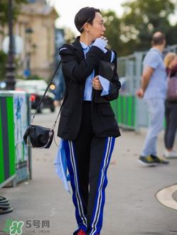 loewe大象包怎么搭配？loewe大象包怎么搭配好看？