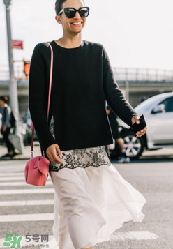 loewe大象包怎么搭配？loewe大象包怎么搭配好看？