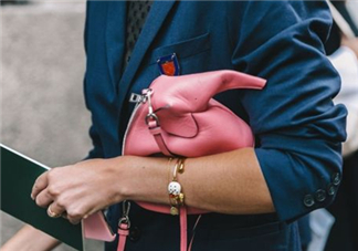 loewe大象包怎么搭配？loewe大象包怎么搭配好看？