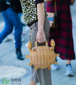 草編包怎么背好看？草編包怎么搭配好看？