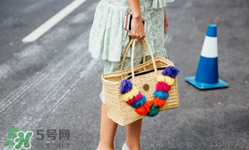 草編包怎么背好看？草編包怎么搭配好看？