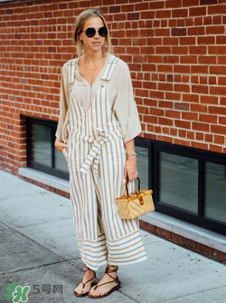 草編包怎么背好看？草編包怎么搭配好看？