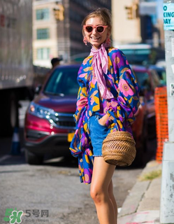 草編包怎么背好看？草編包怎么搭配好看？