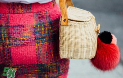 草編包怎么背好看？草編包怎么搭配好看？