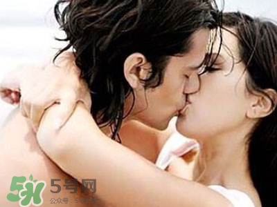 接吻時(shí)男生的手放哪里？接吻時(shí)男人的手摸哪里暴露性格