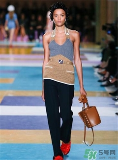 miumiu水桶包怎么搭配？miumiu水桶包怎么搭配好看？