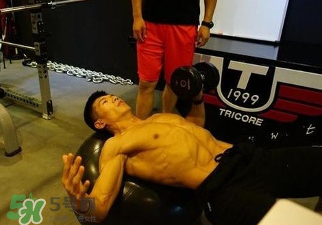 高低肩怎么治療？高低肩怎么鍛煉