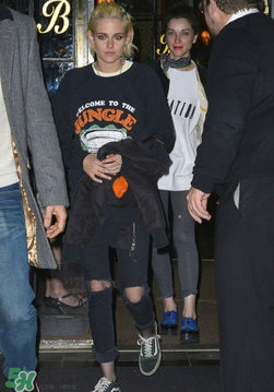 漁網(wǎng)襪牛仔褲怎么搭配好看？網(wǎng)襪破洞牛仔褲怎么搭配？