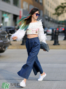 闊腿牛仔褲搭配什么上衣？牛仔闊腿褲配什么上衣好看？