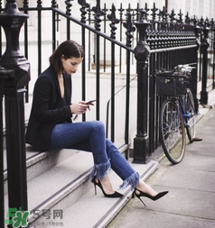 流蘇牛仔褲搭配什么上衣？流蘇牛仔褲配什么上衣好看？