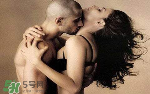 男人為什么喜歡抓女人的胸？男人摸女人的胸部