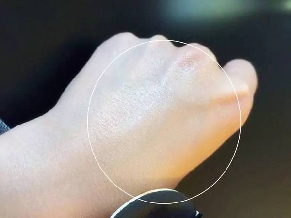 ysl蕾絲氣墊粉餅怎么樣？ysl蕾絲氣墊粉餅好用嗎？