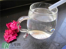 純露是什么護膚品?純露和爽膚水的區(qū)別 純露是什么護膚品?純露和爽膚水的區(qū)別