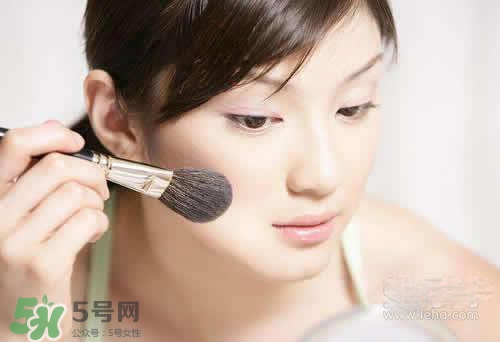 涂了隔離還要涂bb霜嗎？先涂隔離還是先涂bb霜？