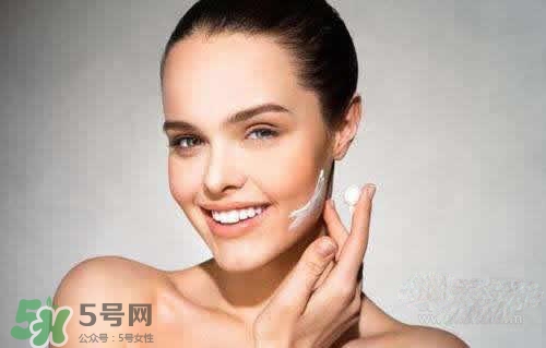 涂了隔離還要涂bb霜嗎？先涂隔離還是先涂bb霜？