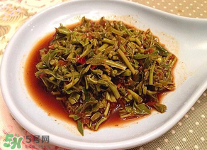 涼拌香椿要過水嗎？香椿涼拌前需要用開水焯一下嗎？