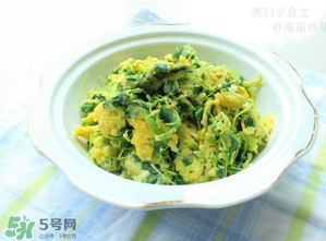 香椿炒雞蛋不能和什么同吃？香椿炒雞蛋什么人不能吃？