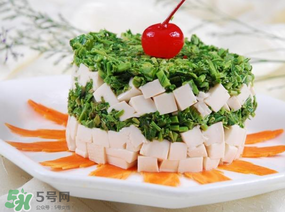 香椿拌豆腐怎么做好吃？香椿拌豆腐放什么油？