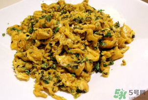 香椿炒雞蛋好吃嗎？吃香椿炒雞蛋好嗎？