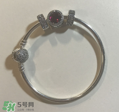 潘多拉美女與野獸手鏈?zhǔn)鞘裁床馁|(zhì)？pandora美女與野獸是銀的嗎？