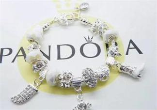 潘多拉美女與野獸手鏈?zhǔn)鞘裁床馁|(zhì)？pandora美女與野獸是銀的嗎？