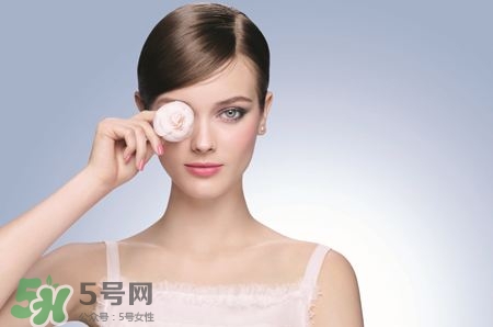 涂粉餅老是浮粉怎么辦?涂完粉餅浮粉怎么辦? 涂粉餅老是浮粉怎么辦?涂完粉餅浮粉怎么辦?