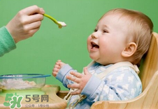 四個(gè)月的寶寶可以喝果汁嗎？寶寶四個(gè)月能喝果汁嗎？