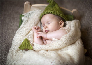 四個月的寶寶可以喝果汁嗎？寶寶四個月能喝果汁嗎？