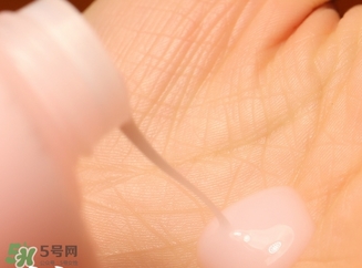 蘭嘉絲汀粉水和蘭蔻粉水哪個好？蘭嘉絲汀粉水和蘭蔻粉水對比