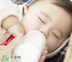 寶寶喝水喝奶要分開用奶瓶嗎？奶瓶喝水和喝奶要分開嗎？