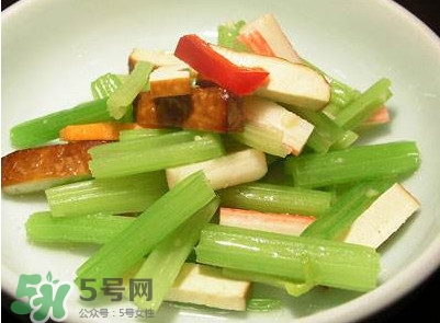 芹菜怎么炒好吃？芹菜怎么炒不苦