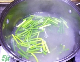 蒜苔用焯水嗎？蒜苔要不要焯水