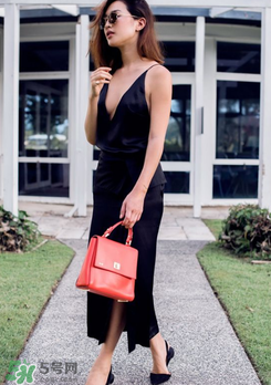 吊帶裙里面穿什么內(nèi)衣？吊帶裙怎么穿內(nèi)衣？