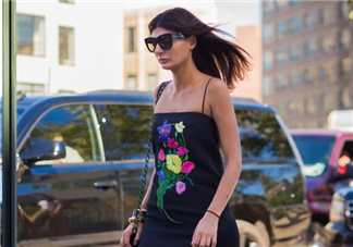 吊帶裙怎么搭配？吊帶裙怎么搭配好看？