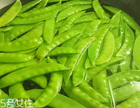 ?炒荷蘭豆要焯水嗎？荷蘭豆不焯水能吃嗎？