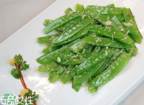 ?炒荷蘭豆要焯水嗎？荷蘭豆不焯水能吃嗎？