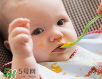 寶寶幾個(gè)月可以吃水果泥？寶寶多大可以吃果泥？