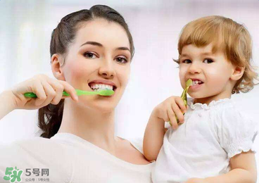 寶寶不肯刷牙一刷就哭怎么辦？怎么樣讓寶寶養(yǎng)成刷牙的習慣？