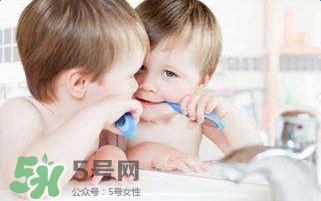 寶寶不肯刷牙一刷就哭怎么辦？怎么樣讓寶寶養(yǎng)成刷牙的習慣？