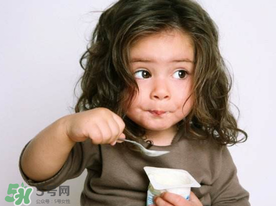 吃蝦爬子能喝酸奶嗎？蝦爬子和酸奶能一起吃嗎？