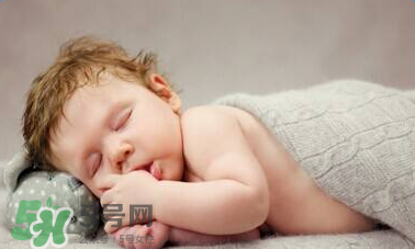 寶寶可以和爸爸媽媽一起睡嗎？寶寶出生后在哪睡覺好？