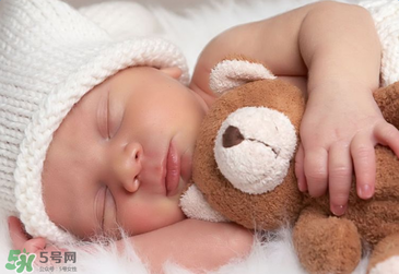 寶寶可以和爸爸媽媽一起睡嗎？寶寶出生后在哪睡覺好？