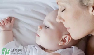 寶寶可以和爸爸媽媽一起睡嗎？寶寶出生后在哪睡覺好？