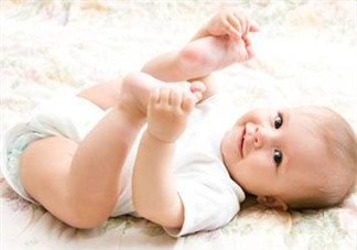 寶寶可以和爸爸媽媽一起睡嗎？寶寶出生后在哪睡覺(jué)好？