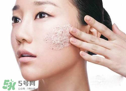 先用磨砂膏還是先用洗面奶？磨砂膏和洗面奶哪個(gè)先用？